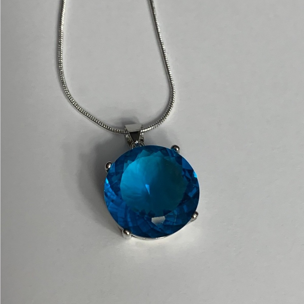 NWOT Elegant London Blue Pendant Necklace